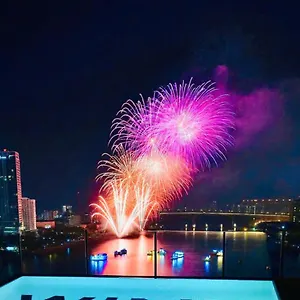 Wink Icon Riverside - Luxury - 24hrs & Rooftop Pool Bar ダナン市